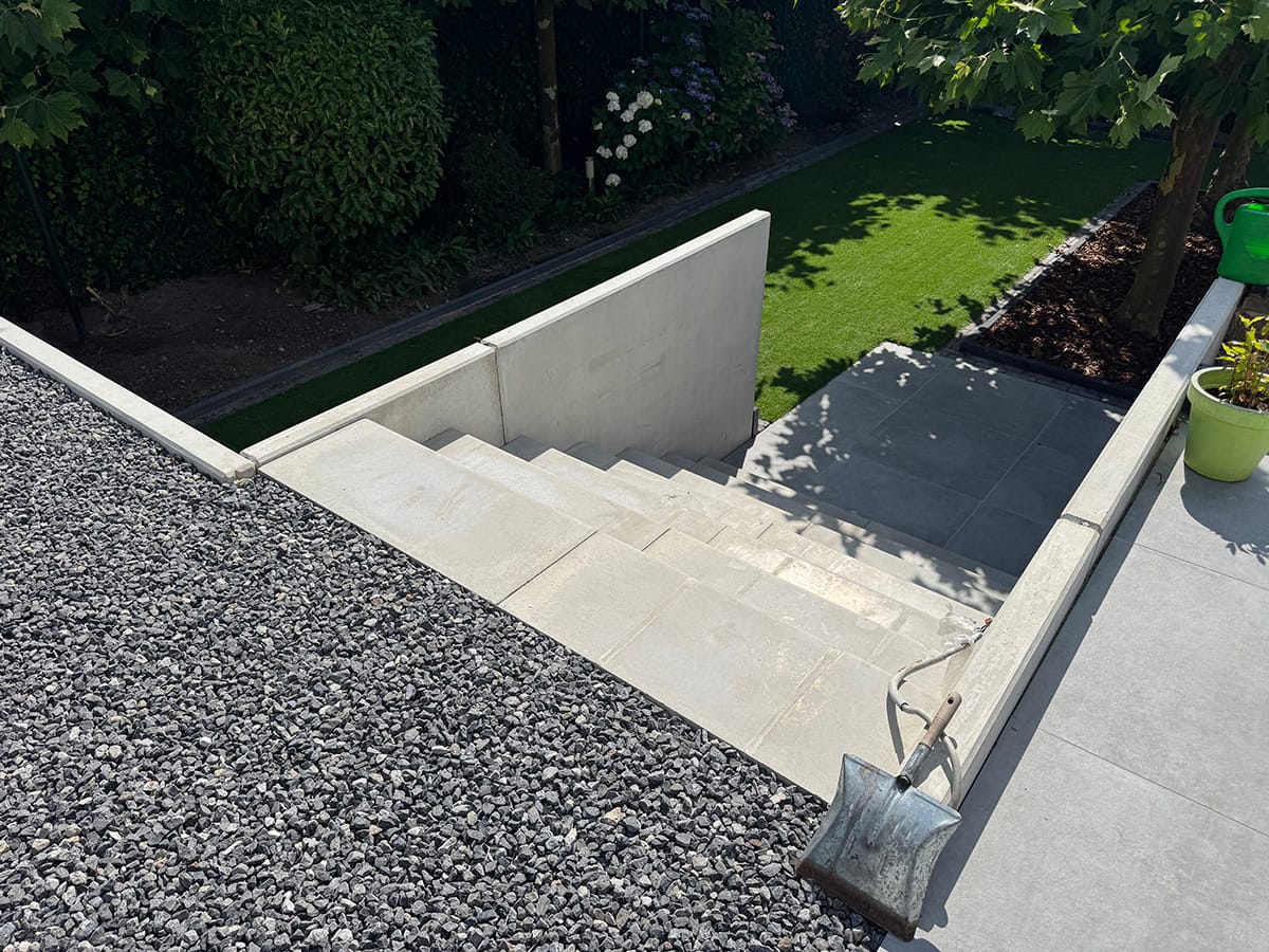 Keerwand met betonnen traptreden