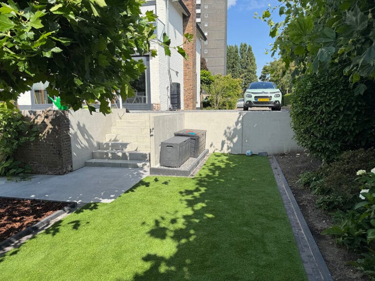 Keerwanden met Trap en Kunstgras