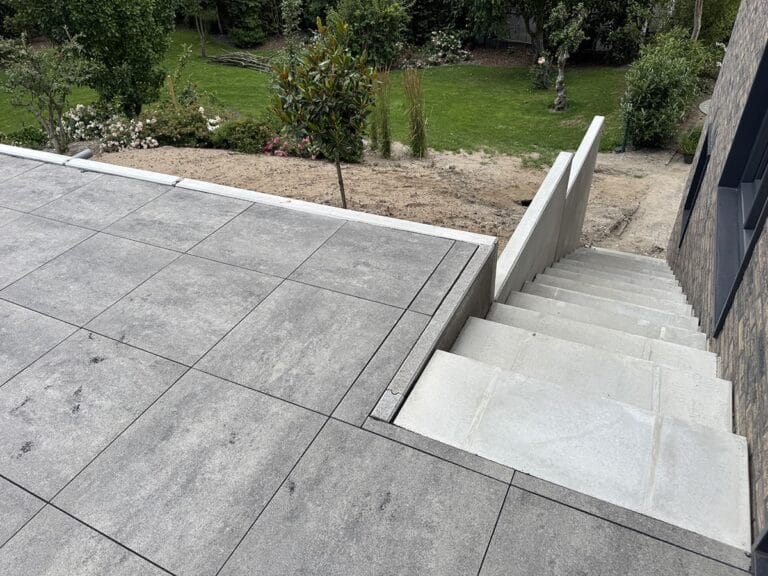 Terras met Keerwanden en traptreden
