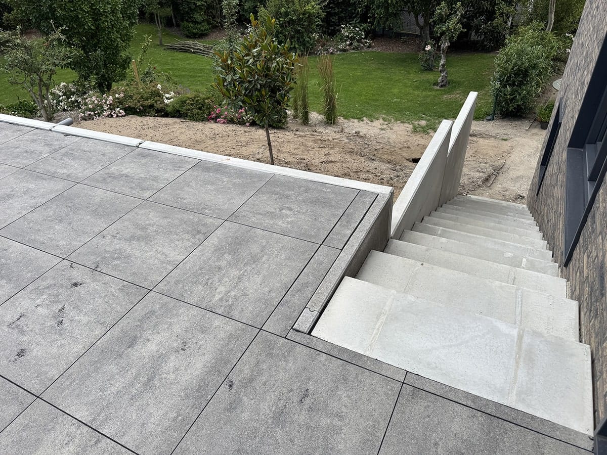 Terras met Keerwanden en traptreden