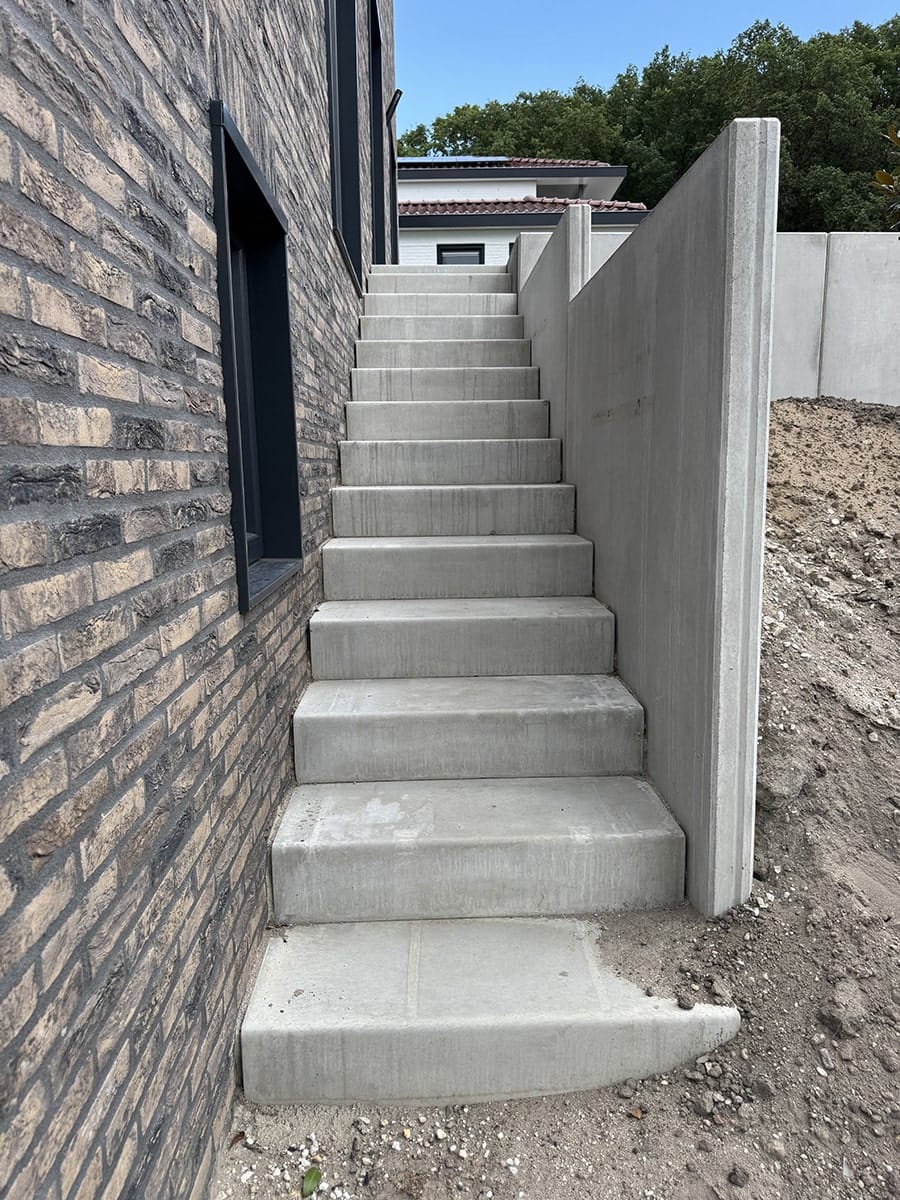 betonnen traptreden met keerwanden
