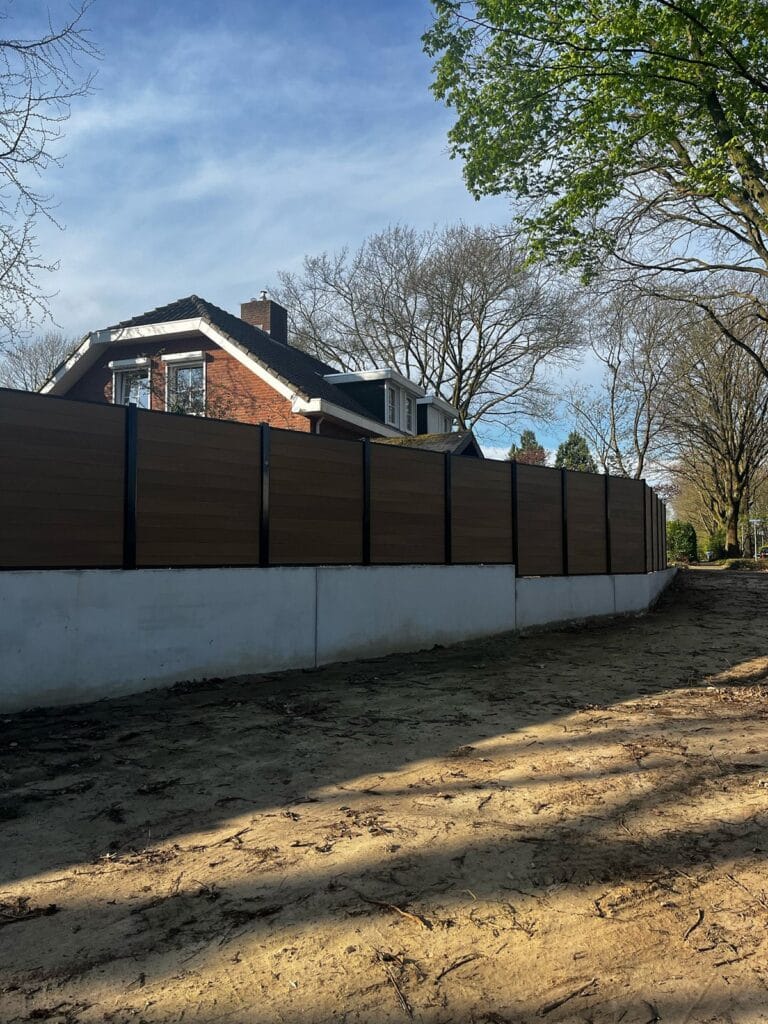 schutting op keerwand